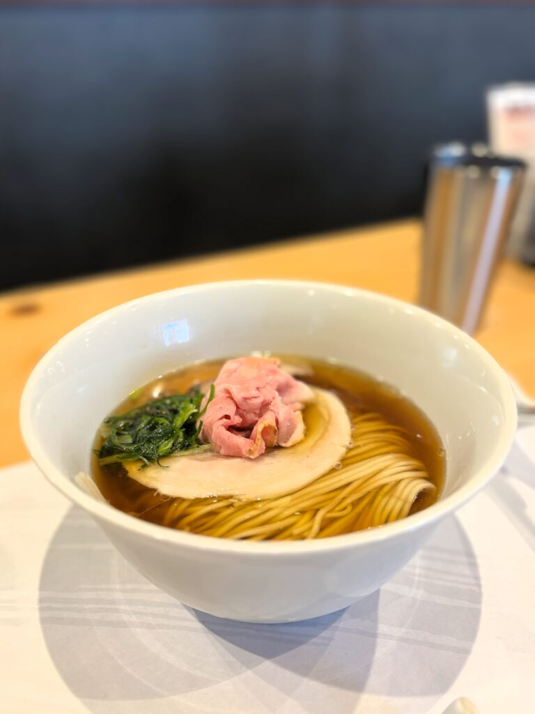 背景をぼかしたラーメンの写真
